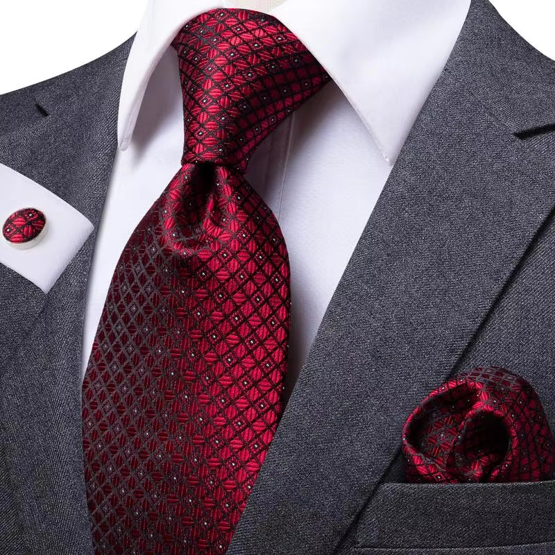 Elegante rote karierte Seidenkrawatte mit Manschettenknöpfen und Einstecktuch