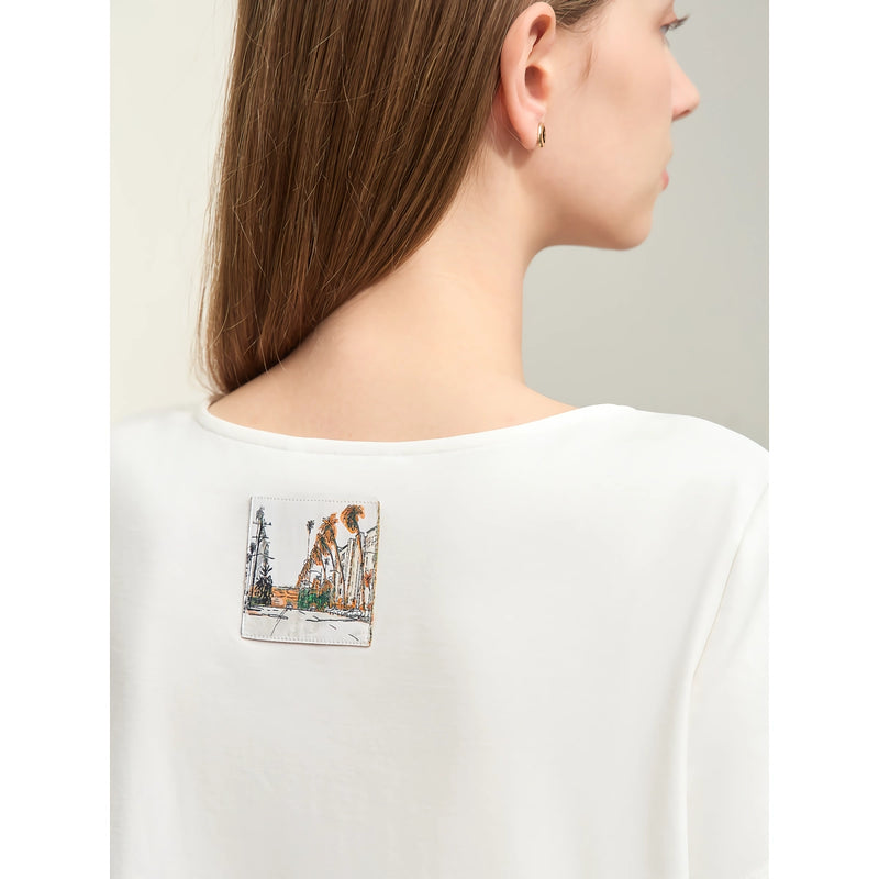 Camiseta feminina minimalista tamanho G com decote em U, modelagem slim e tecido stretch.