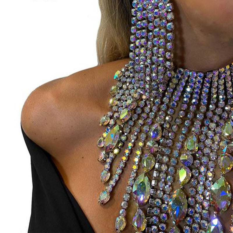 Conjunto de colar com strass e brincos de franjas exageradas para mulheres.