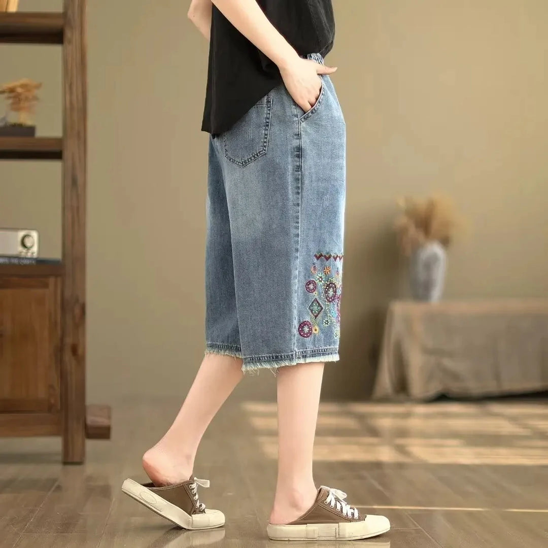 Sommerliche Vintage-Caprihose aus Denim mit Blumenstickerei und weitem Bein