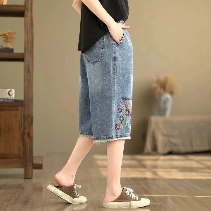 Sommerliche Vintage-Caprihose aus Denim mit Blumenstickerei und weitem Bein
