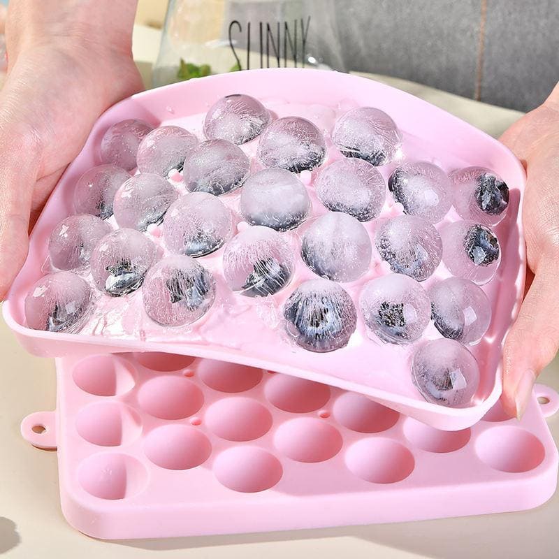 Forma de silicone para cubos de gelo com 25 compartimentos e tampa.