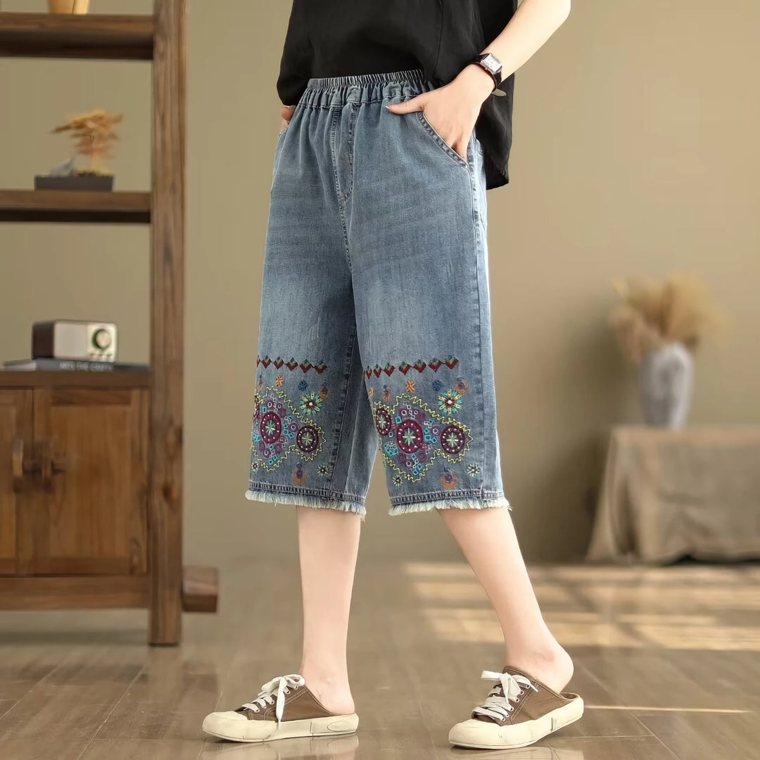 Sommerliche Vintage-Caprihose aus Denim mit Blumenstickerei und weitem Bein