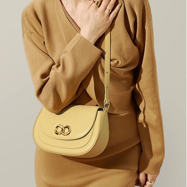 Bolsa de ombro feminina elegante em couro bovino para o dia a dia.