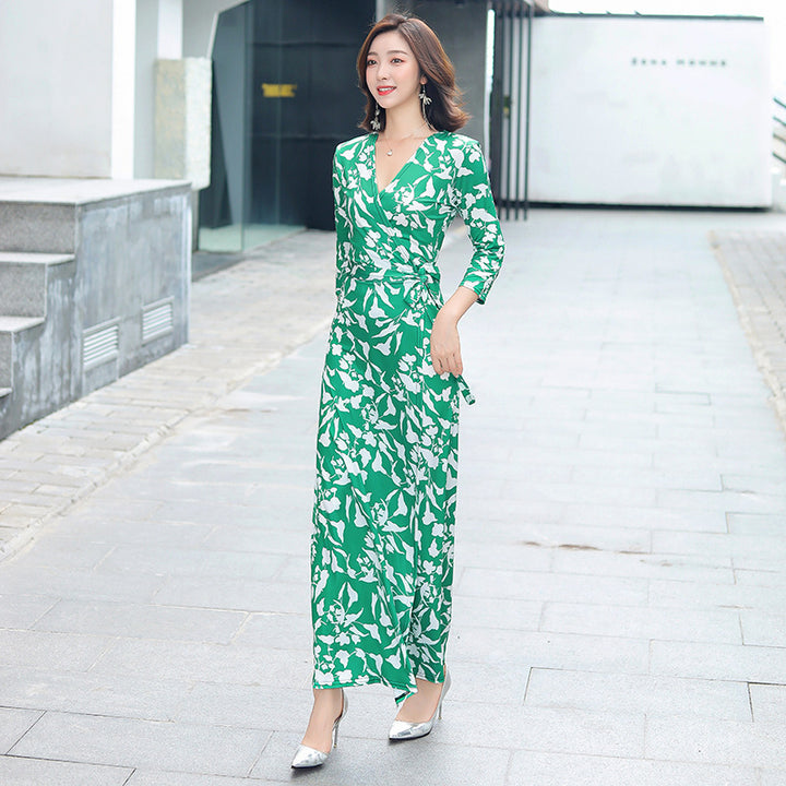 Vestido longo vintage floral com amarração nas costas e modelagem envelope.