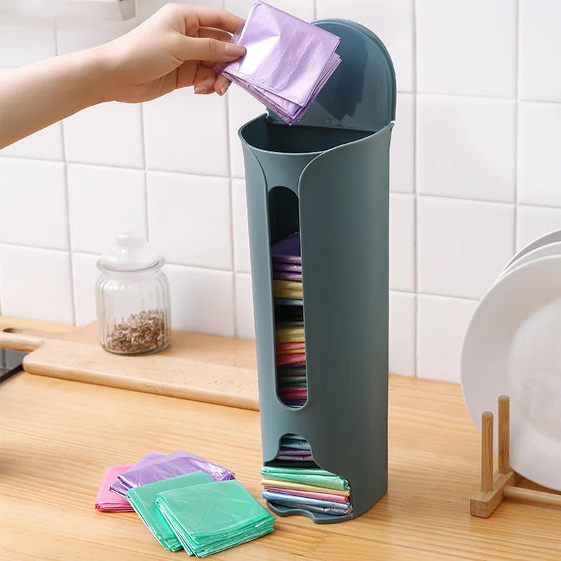 Organizador e dispensador de sacos plásticos para cozinha, montado na parede.