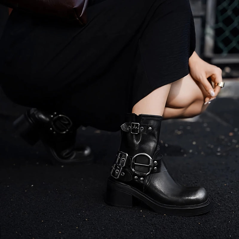 Botas de cano curto femininas retrô estilosas para motociclistas com fivelas.