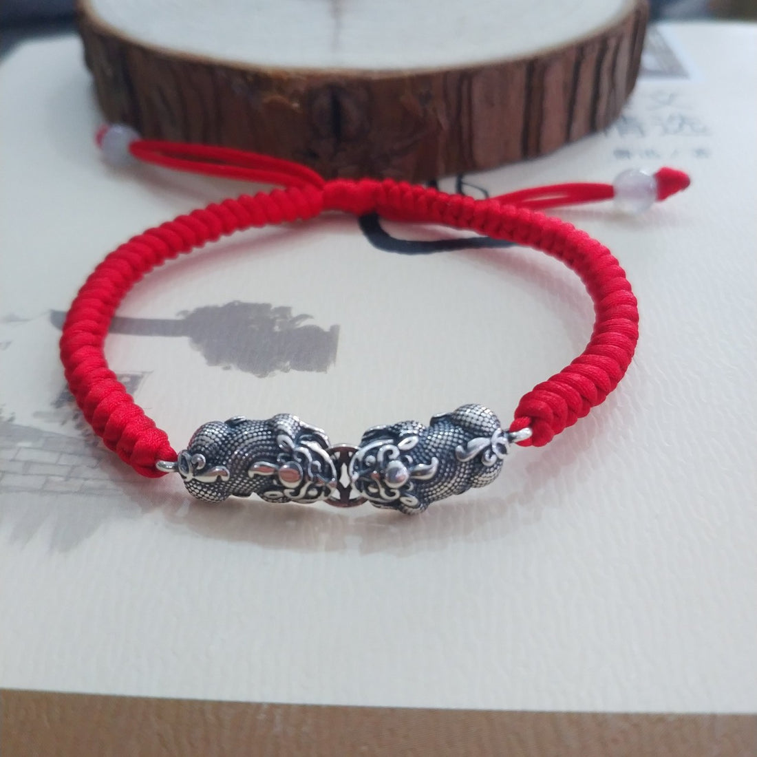 Armband aus 925er Sterlingsilber mit zwei Pixiu-Motiven und roter Schnur