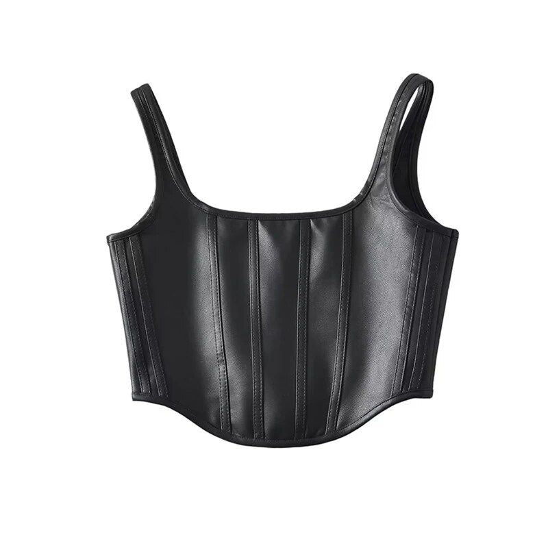 Corset com barbatanas e regata feminina de couro.
