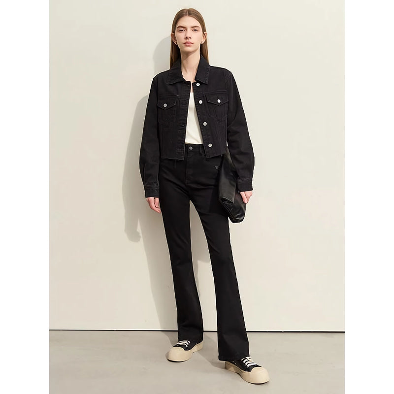Schicke, kurze schwarze Jeansjacke mit Umlegekragen für den Herbst