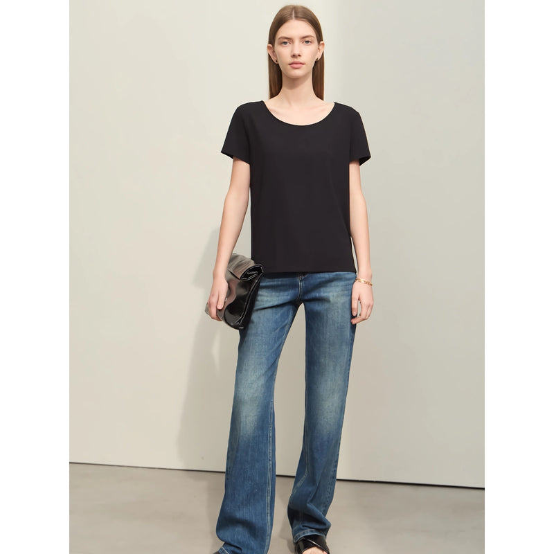 Camiseta feminina minimalista tamanho G com decote em U, modelagem slim e tecido stretch.