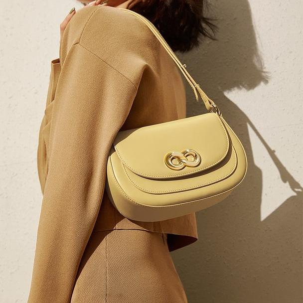 Bolsa de ombro feminina elegante em couro bovino para o dia a dia.