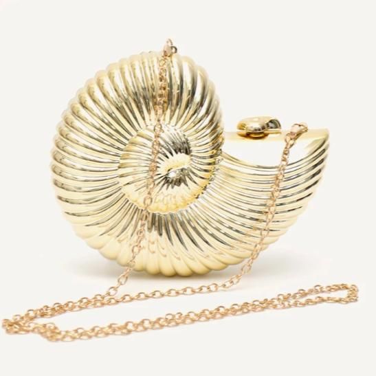 Luxuriöse, glänzende Abendclutch aus Acryl in Muschelform mit Kettenriemen