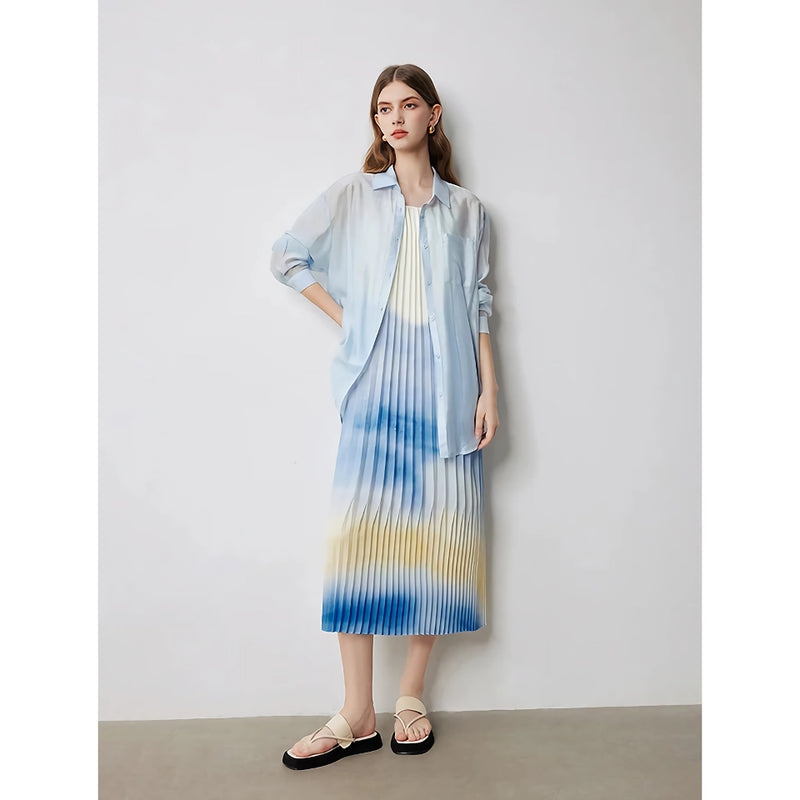 Blusa feminina elegante em Tencel Lyocell com gola dobrável.