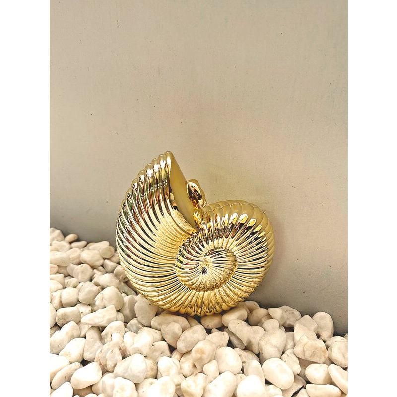 Luxuriöse, glänzende Abendclutch aus Acryl in Muschelform mit Kettenriemen