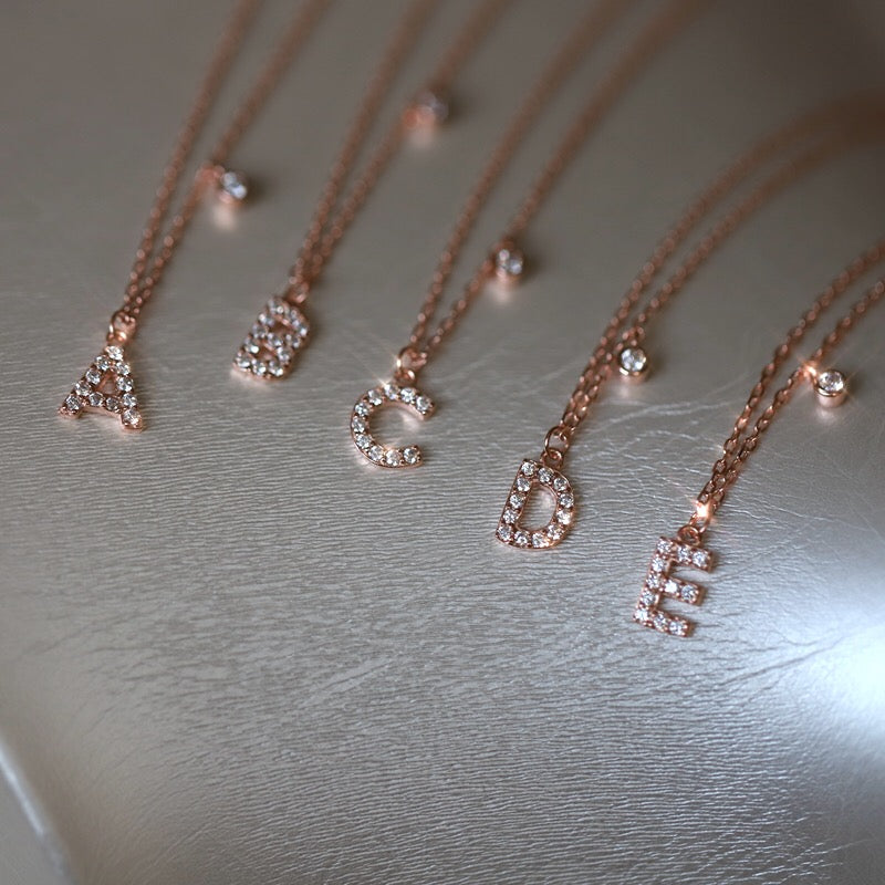 Colar com pingente de letra do temperamento em prata e diamantes