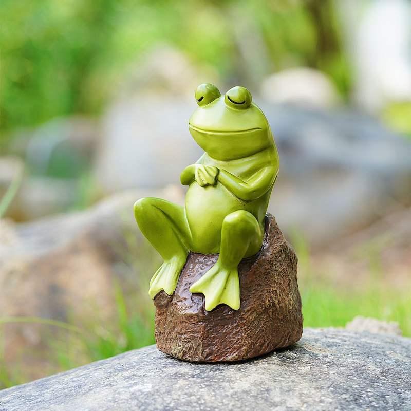 Encantadora estatueta de sapo pensativo em resina.