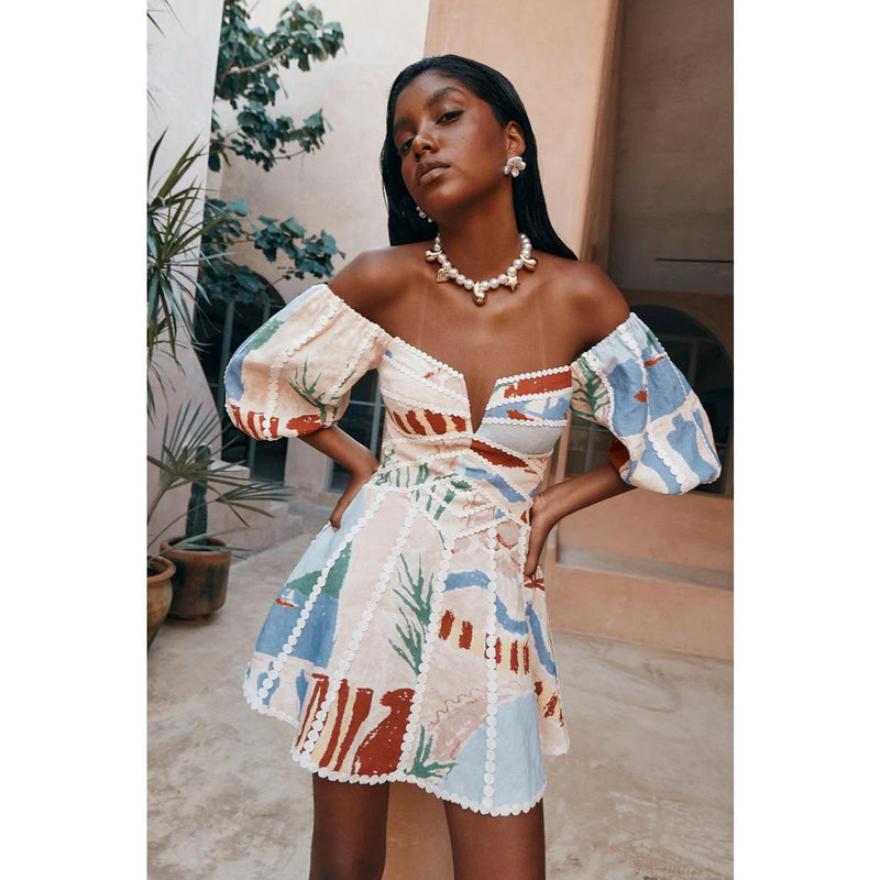 Vestido curto chique com mangas bufantes e decote em V