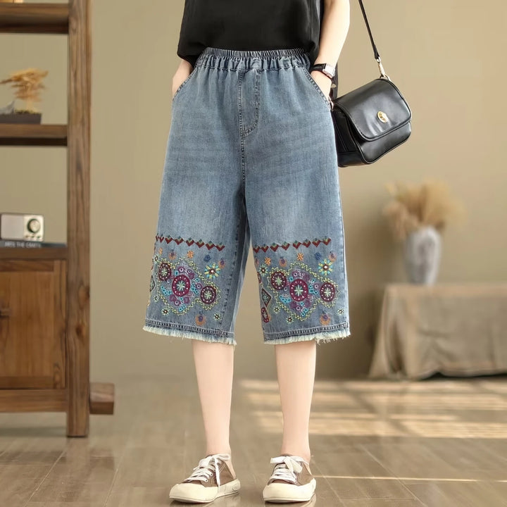 Sommerliche Vintage-Caprihose aus Denim mit Blumenstickerei und weitem Bein