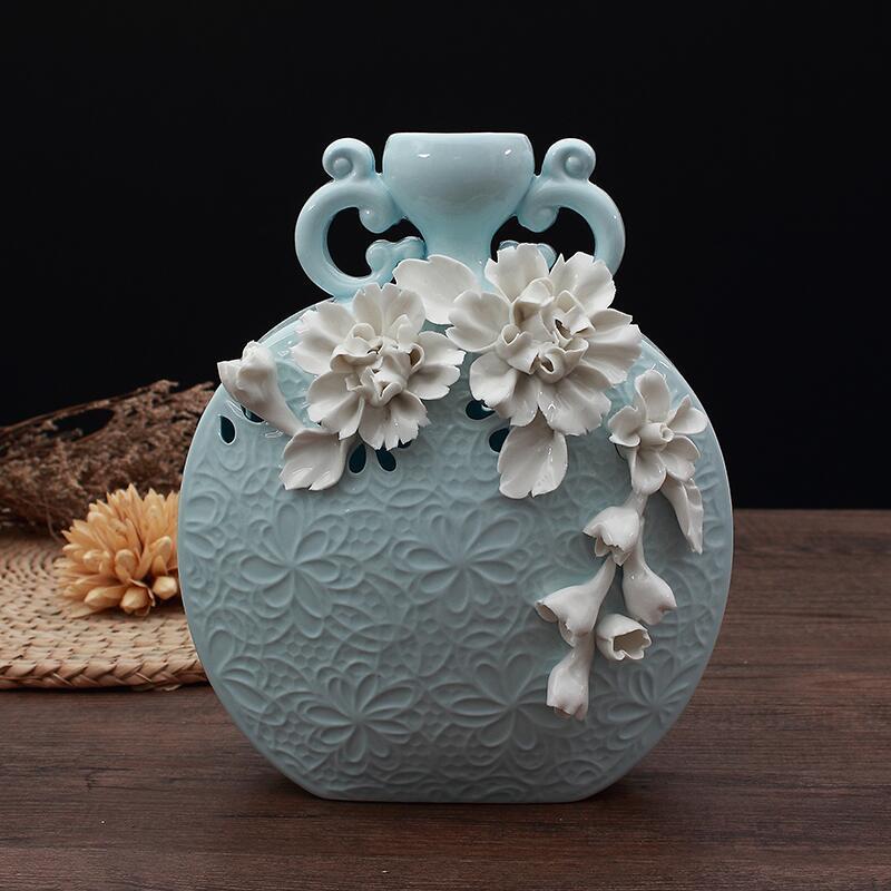 Vasenornament, handgehaltenes Keramik-Blumenarrangement