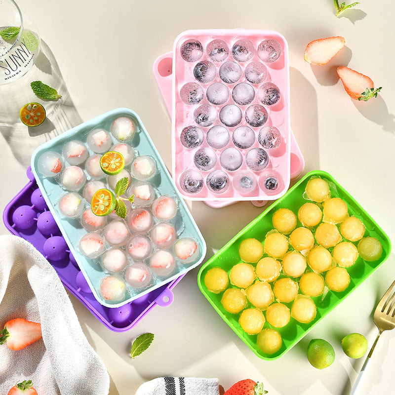 Forma de silicone para cubos de gelo com 25 compartimentos e tampa.