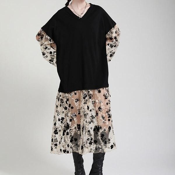 Vestido feminino plus size com estampa e efeito perspectiva - Decote em V e modelagem solta.