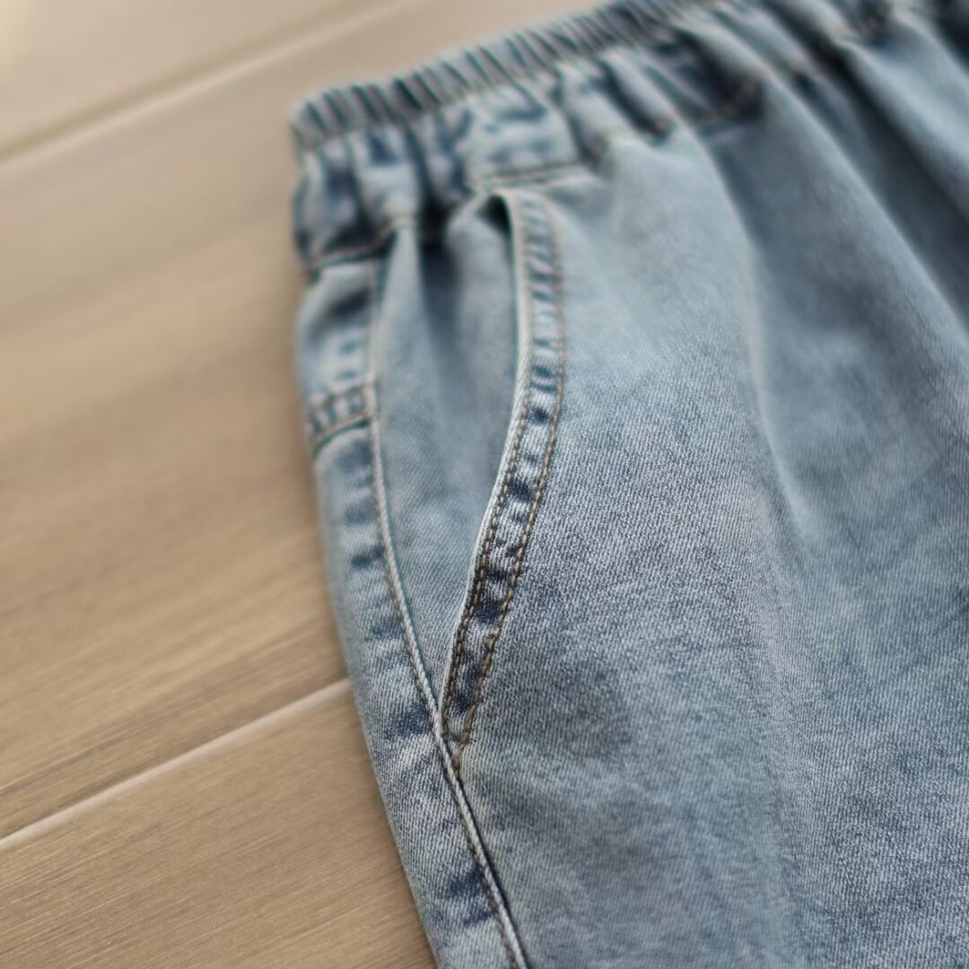 Sommerliche Vintage-Caprihose aus Denim mit Blumenstickerei und weitem Bein