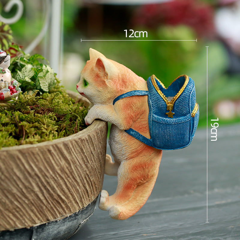 Estátua de jardim com mochila de gato