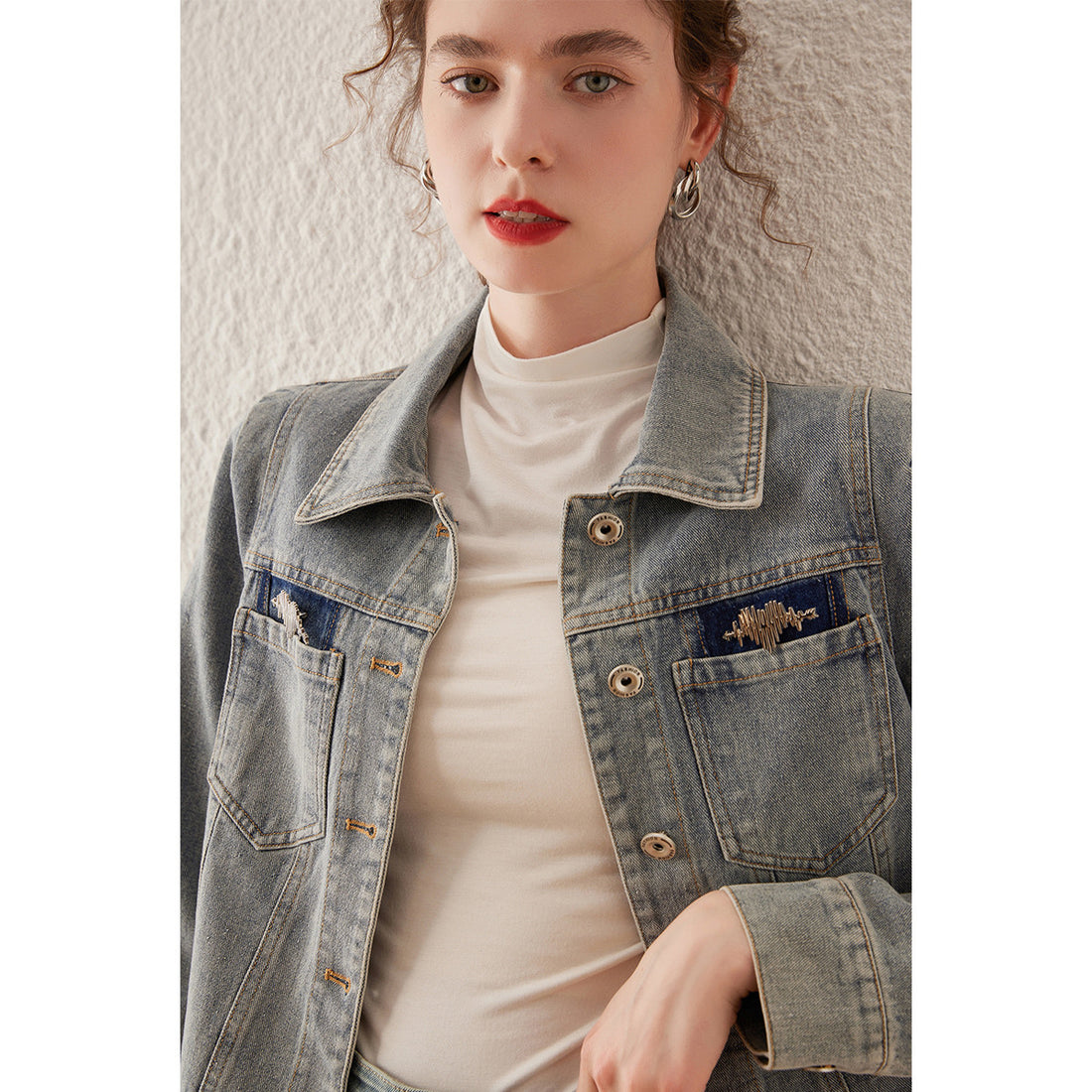 Frühlingshafter Retro-Jeansjacke im Used-Look mit Umlegekragen