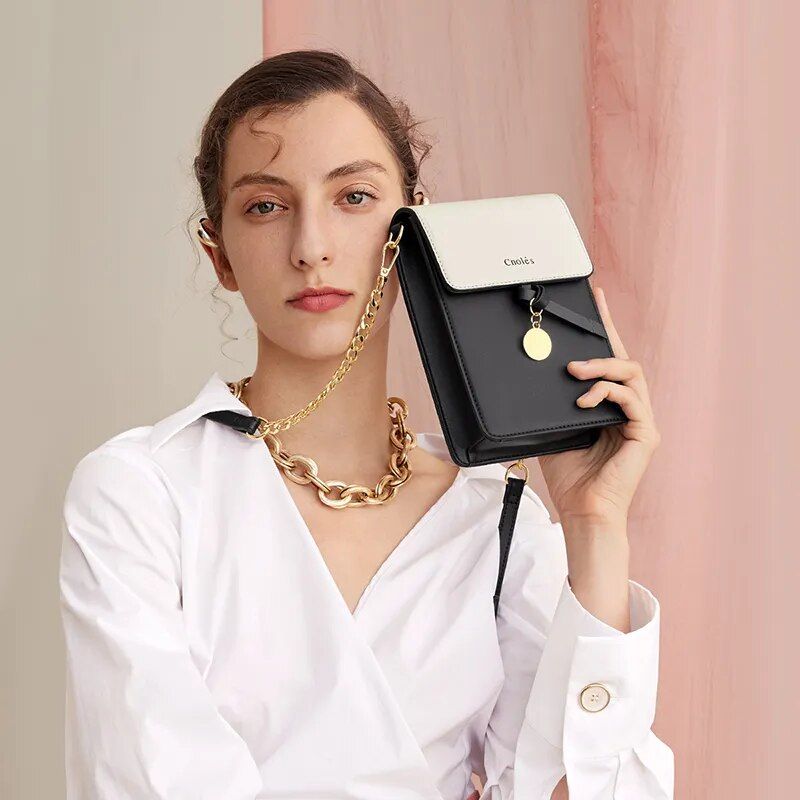 Bolsa transversal de couro elegante para celular com pingente.