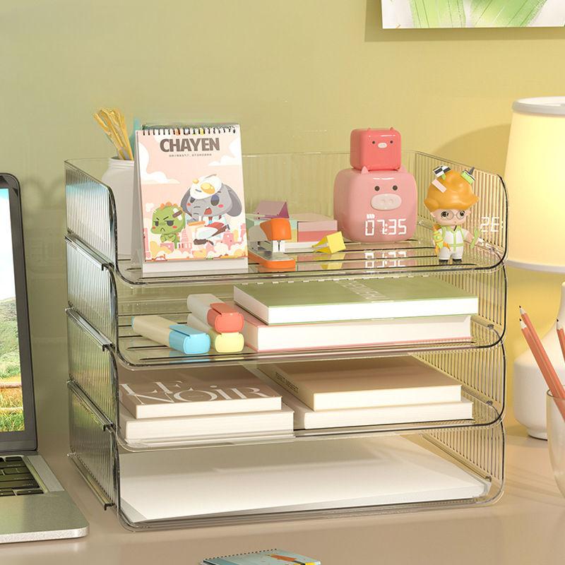 Organizador de mesa transparente e empilhável para materiais de escritório.