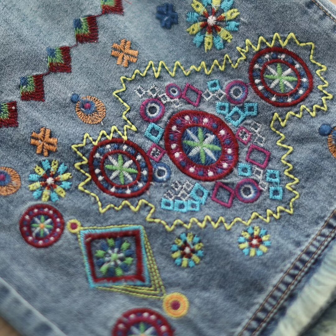 Sommerliche Vintage-Caprihose aus Denim mit Blumenstickerei und weitem Bein