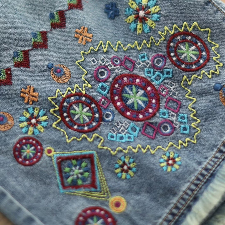 Sommerliche Vintage-Caprihose aus Denim mit Blumenstickerei und weitem Bein