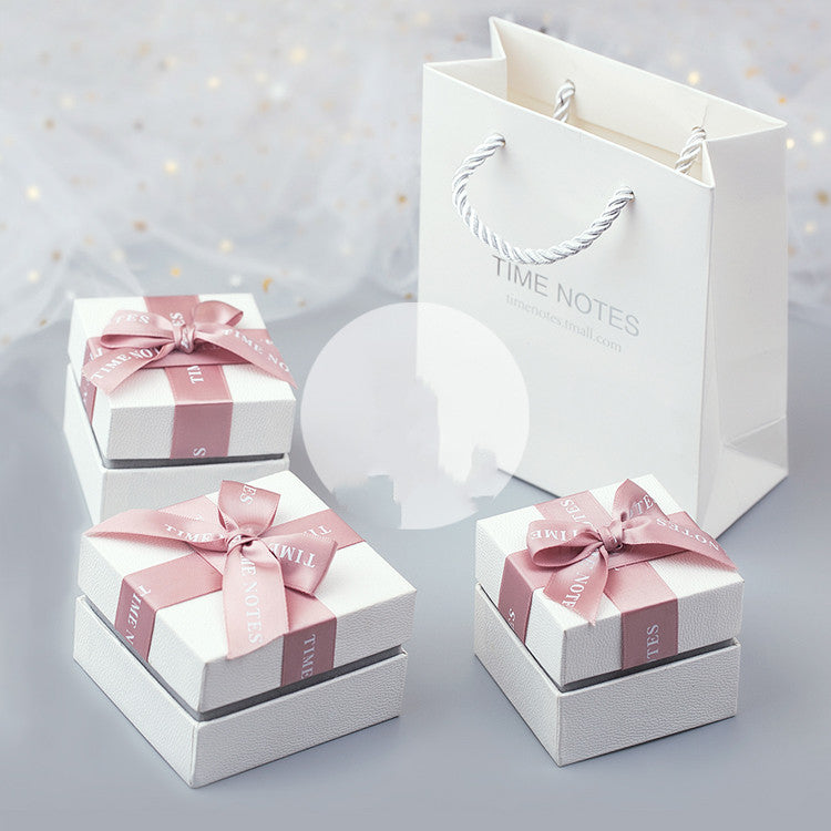 Colar feminino em prata de lei com pingente de carinha sorridente