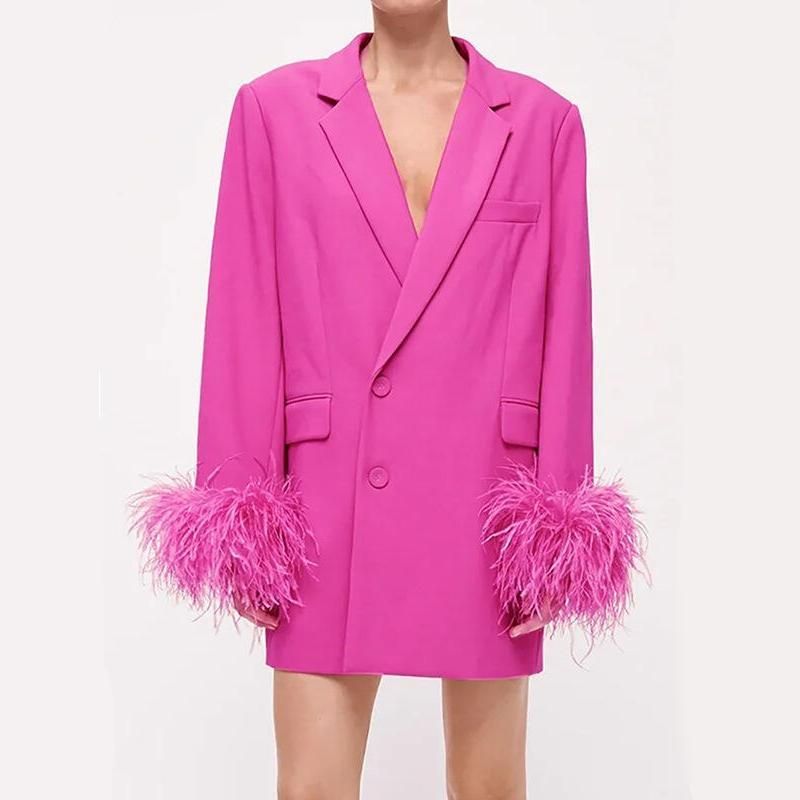 Blazer elegante rosa com detalhes em penas