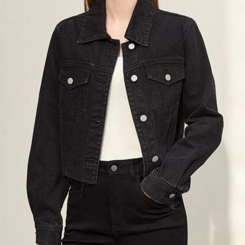 Schicke, kurze schwarze Jeansjacke mit Umlegekragen für den Herbst