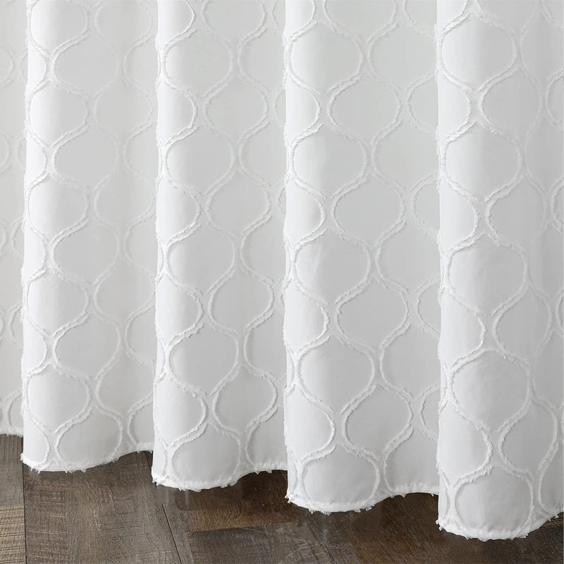 Cortina de chuveiro branca estilo boho com pregas tufadas e estampa floral.