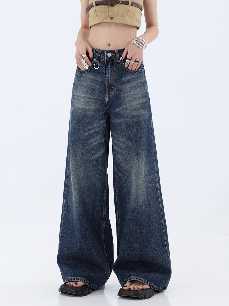 Calça jeans feminina folgada, lavada e com pernas largas.