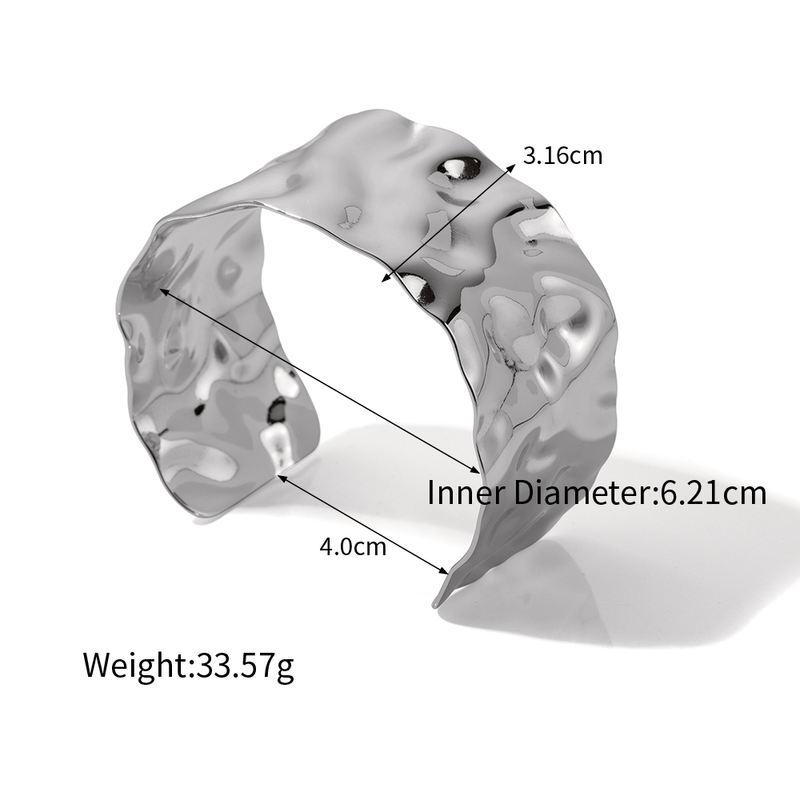 Stilvolles Armband aus gehämmertem Edelstahl in Silber