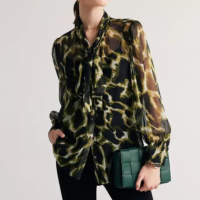 Elegante Bluse aus Seidenmischung mit Camouflage-Muster und Schleifenkragen
