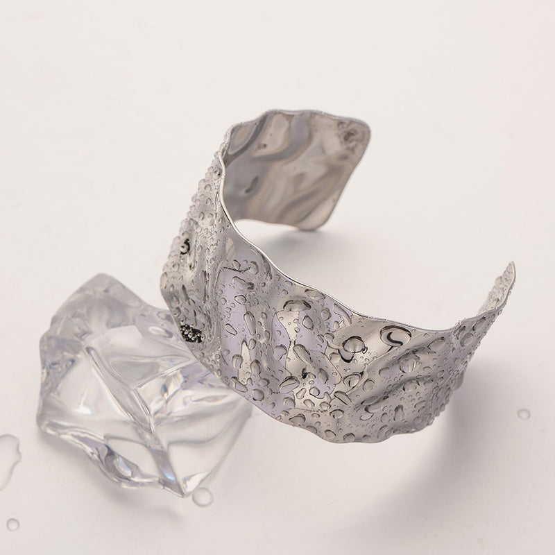 Stilvolles Armband aus gehämmertem Edelstahl in Silber
