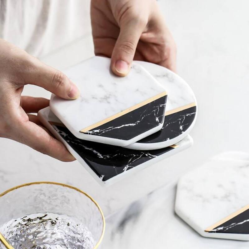 Elegantes porta-copos de cerâmica com estampa de mármore