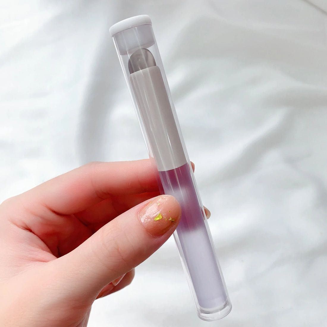 Kompakter Silikon-Lippenpinsel für präzises Auftragen von Lippenstift