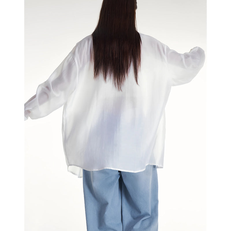 Blusa feminina elegante em Tencel Lyocell com gola dobrável.