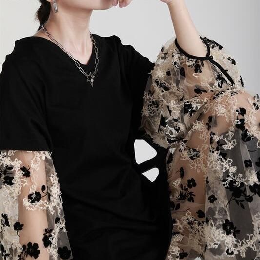 Vestido feminino plus size com estampa e efeito perspectiva - Decote em V e modelagem solta.