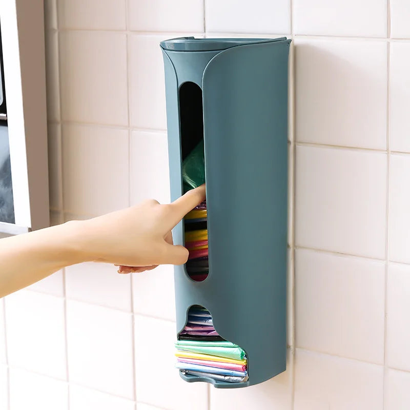 Organizador e dispensador de sacos plásticos para cozinha, montado na parede.