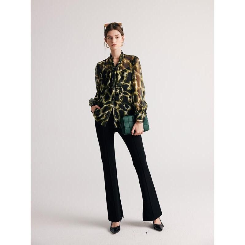 Elegante Bluse aus Seidenmischung mit Camouflage-Muster und Schleifenkragen
