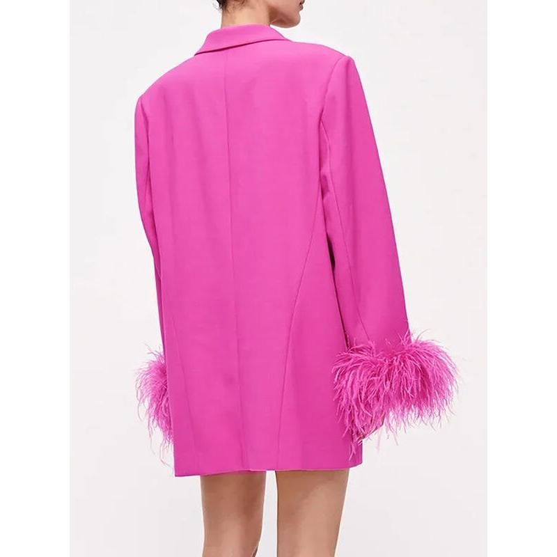 Blazer elegante rosa com detalhes em penas
