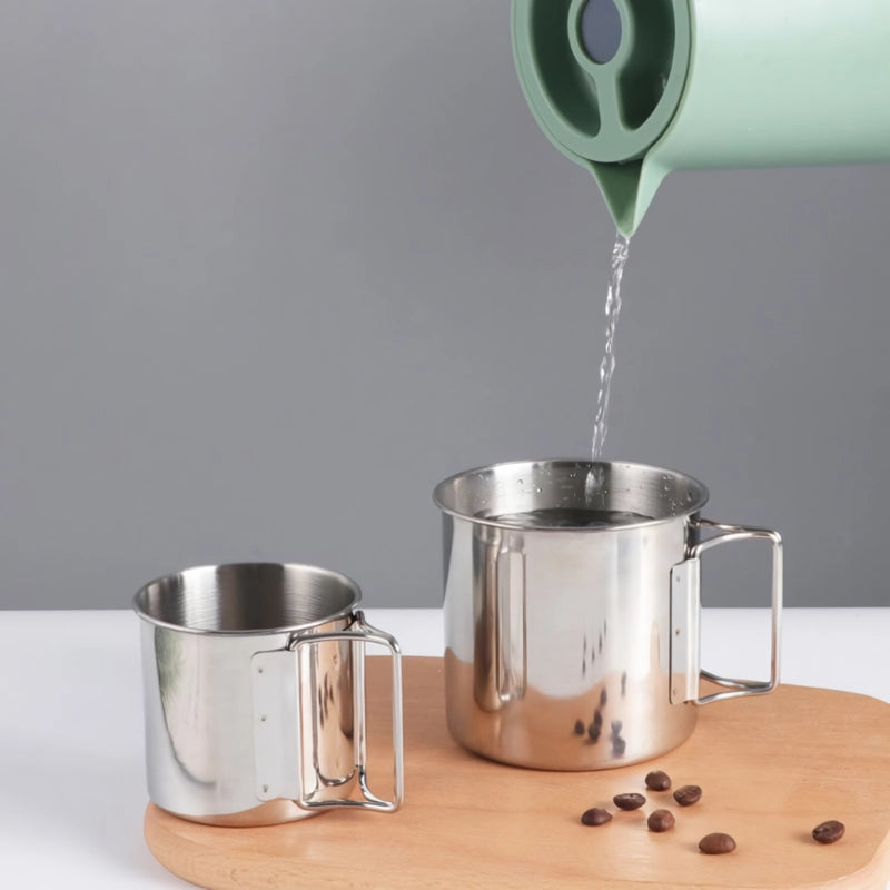 Campingbecher aus Edelstahl mit Karabiner und klappbarem Griff