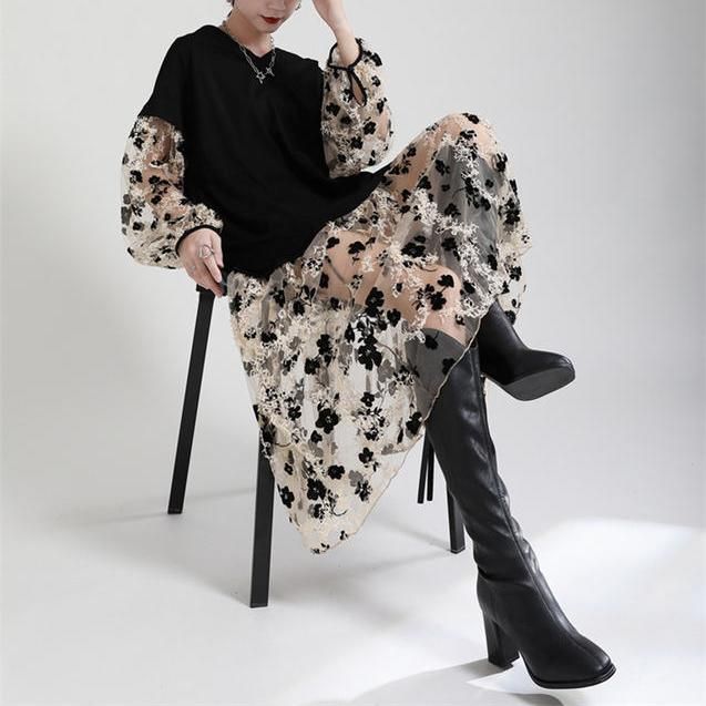 Vestido feminino plus size com estampa e efeito perspectiva - Decote em V e modelagem solta.